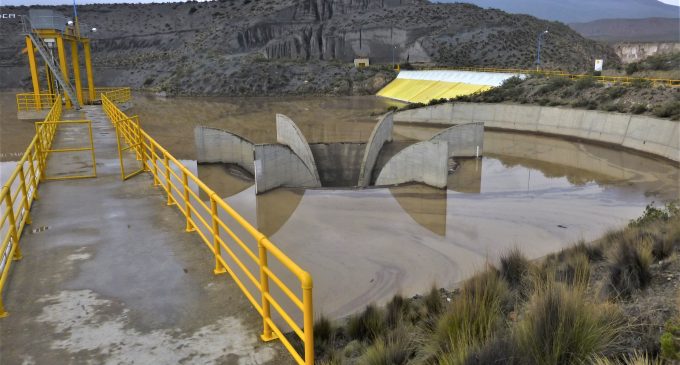 Caudal de descarga de represas se encuentra controlado