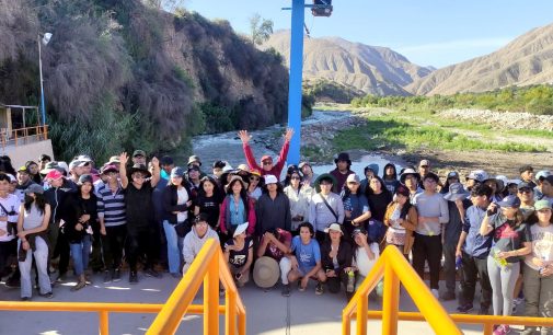 | Más de 100 estudiantes de la Universidad Nacional de San Agustín de las carreras de Agronomía, Biología, Geofísica e Ing. Sanitaria de las sedes de Arequipa y Majes visitaron la Bocatoma de Pitay de la Autoridad Autónoma de Majes, ubicada en el distrito de Santa Isabel de Siguas con la finalidad de estudiar su infraestructura hidráulica y el funcionamiento de la misma.