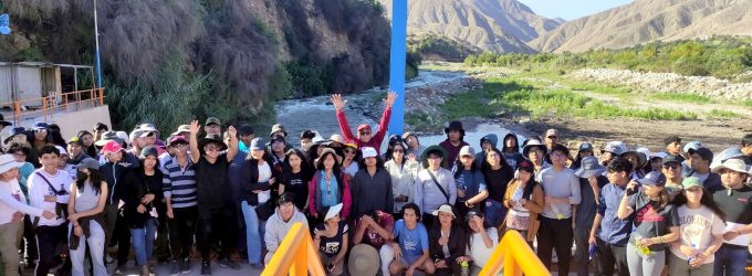 | Más de 100 estudiantes de la Universidad Nacional de San Agustín de las carreras de Agronomía, Biología, Geofísica e Ing. Sanitaria de las sedes de Arequipa y Majes visitaron la Bocatoma de Pitay de la Autoridad Autónoma de Majes, ubicada en el distrito de Santa Isabel de Siguas con la finalidad de estudiar su infraestructura hidráulica y el funcionamiento de la misma.