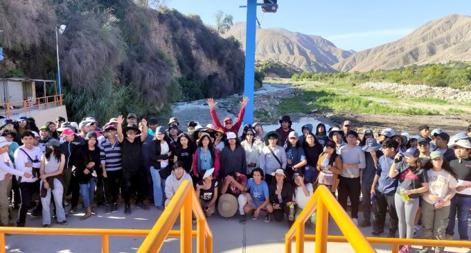 | Más de 100 estudiantes de la Universidad Nacional de San Agustín de las carreras de Agronomía, Biología, Geofísica e Ing. Sanitaria de las sedes de Arequipa y Majes visitaron la Bocatoma de Pitay de la Autoridad Autónoma de Majes, ubicada en el distrito de Santa Isabel de Siguas con la finalidad de estudiar su infraestructura hidráulica y el funcionamiento de la misma.