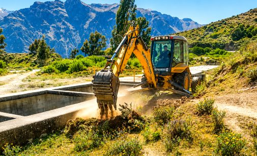 Autodema realiza trabajos de limpieza y descolmatación en el canal 20 del sector Las Joyas en Cabanaconde