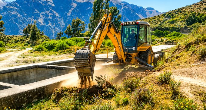Autodema realiza trabajos de limpieza y descolmatación en el canal 20 del sector Las Joyas en Cabanaconde